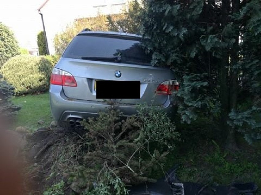 Pijany kierowca BMW w Piecach wjechał do ogrodu