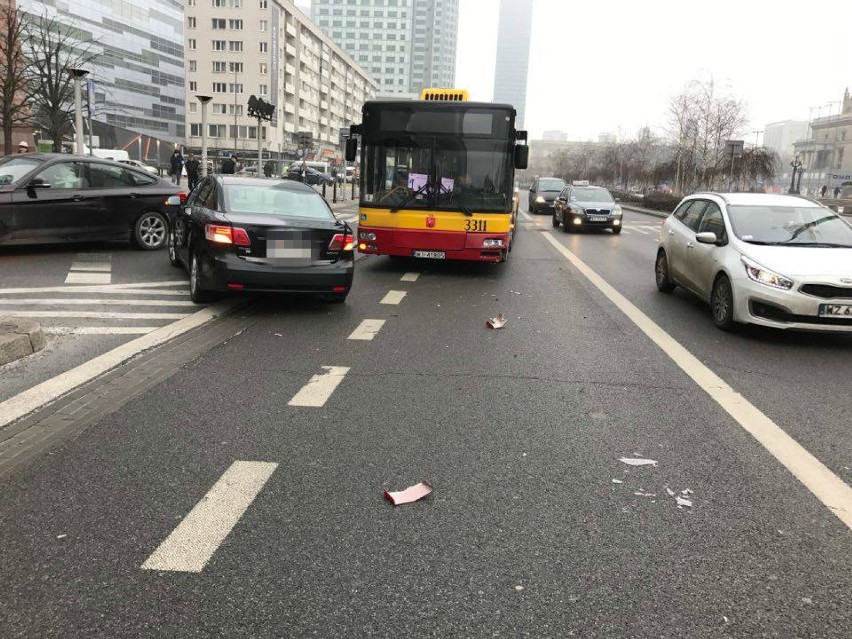 Zderzenie autobusu z samochodem z centrum Warszawy [ZDJĘCIA]