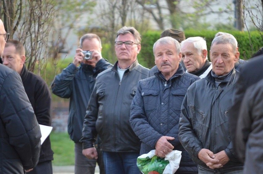Głogów: Msza święta i kwiaty przy pomniku Ofiar Katyńskich w rocznicę katastrofy smoleńskiej