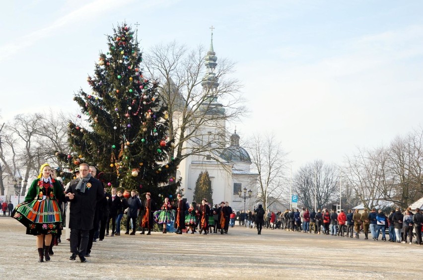 Maturzyści ze szkół średnich powiatu łowickiego zatańczą poloneza na Starym Rynku [ZDJĘCIA]