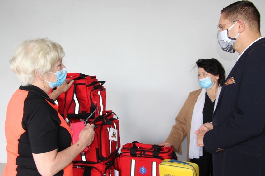 Gmina Lubin przekazała sprzęt dla ratowników medycznych