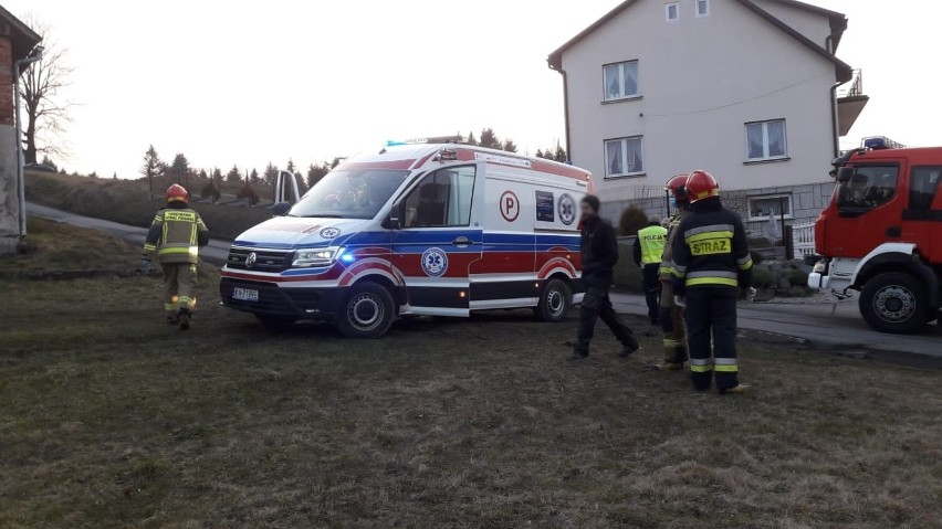 Pod Nowym Sączem samochód wpadł do ogrodu i rozbił się o dom