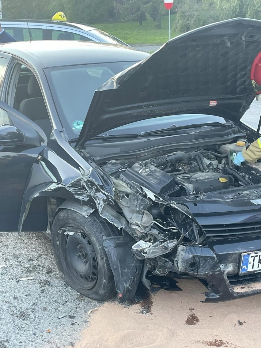 Wypadek na Krakowskiej w Kielcach. Trzy auta rozbite, dwie kobiety zabrane do szpitala. Zobacz zdjęcia