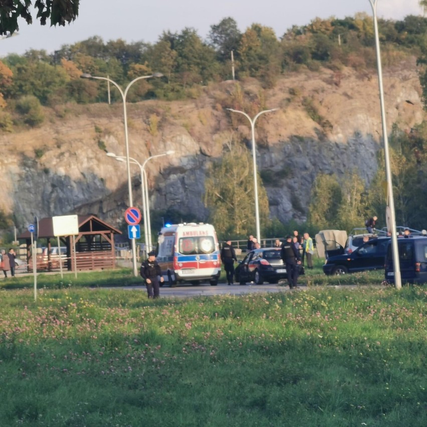 Wypadek na Krakowskiej w Kielcach. Trzy auta rozbite, dwie kobiety zabrane do szpitala. Zobacz zdjęcia