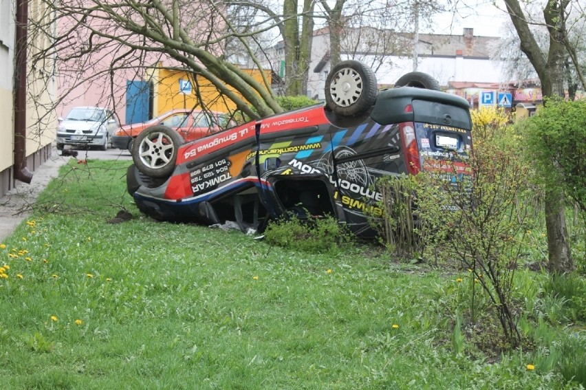 Wypadek na ul. Polnej w Tomaszowie: Auto dachowało w ogródku [ZDJĘCIA]