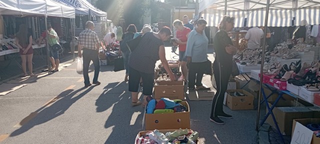 Na targu w Jędrzejowie w czwartek 4 sierpnia mimo upału było dużo ludzi. Hitem były śliwki, które chętnie kupowano. 

Zobacz na kolejnych zdjęciach co w czwartek sprzedawało się najlepiej