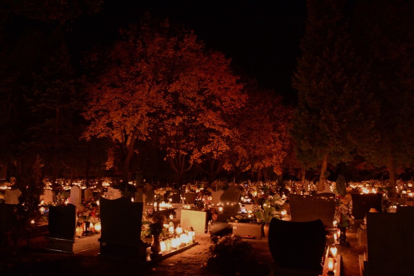 Wszystkich Świętych 2018: Cmentarz Komunalny w Międzychodzie nocą [ZDJĘCIA]