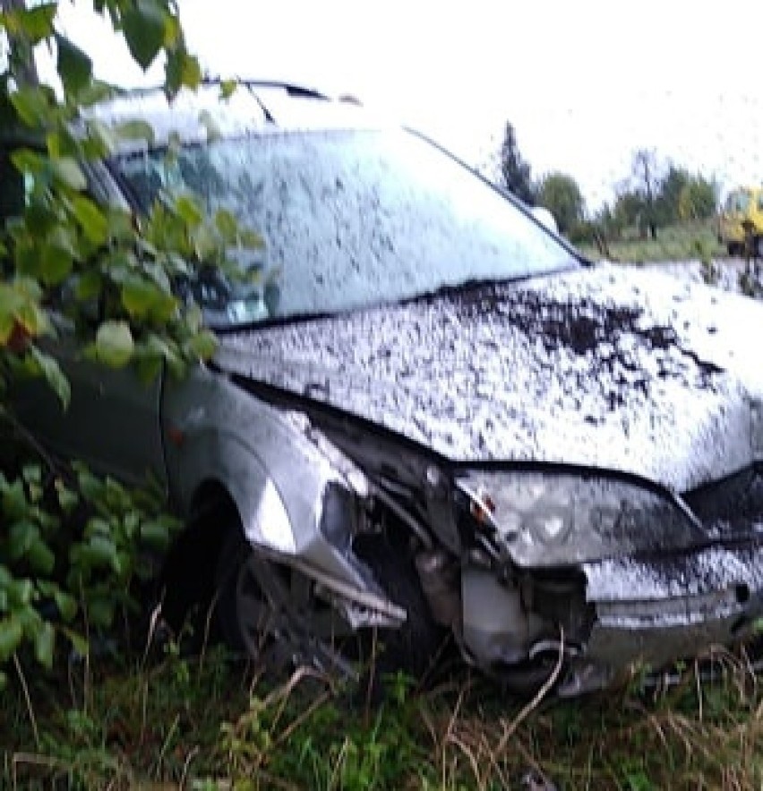 Wypadek na drodze Włocławek - Brześć Kujawski. Samochód uderzył w ogrodzenie kapliczki [zdjęcia]