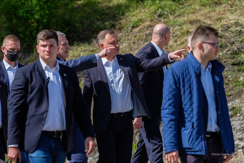 Prezydent Andrzej Duda odwiedził budowę mostu w Ostrowie. Nowa przeprawa na Dunajcu będzie przejezdna jeszcze w tym roku? [ZDJĘCIA]