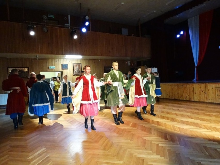 Uczniowie z olkuskich szkół rywalizowali w tańczeniu poloneza
