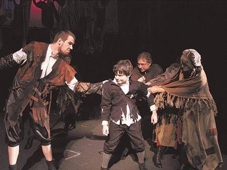 Dynamiczna akcja i wyraziste aktorstwo pomagają młodym widzom Teatru Dzieci Zagłębia wejść w niezwykły świat Marka Twaina. Na zdjęciu scena zbiorowa ze spektaklu.