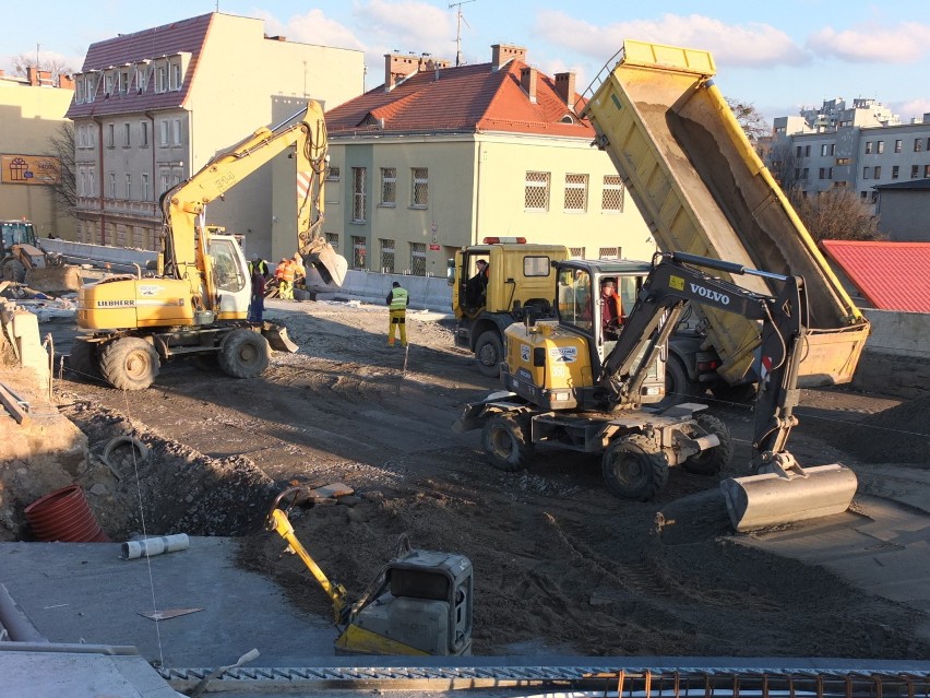 Nowy asfalt na moście na Niemodlińskiej w Opolu. Kiedy otwarcie przeprawy? "Może w tym roku"