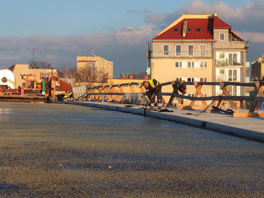 Nowy asfalt na moście na Niemodlińskiej w Opolu. Kiedy otwarcie przeprawy? "Może w tym roku"