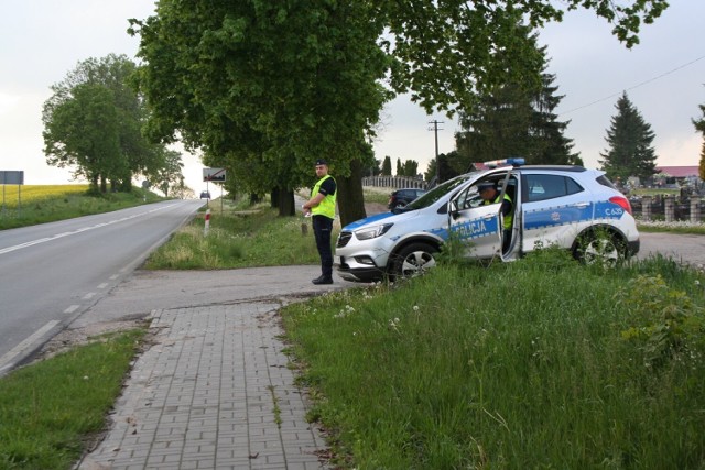 Jeden z kierowców został zatrzymany przez policję w Ostrowitem, w gminie Brzuze