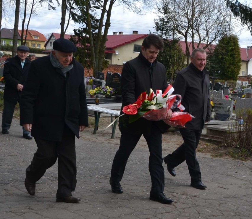 Malbork. Kwiaty w hołdzie ofiarom zbrodni katyńskiej i katastrofy smoleńskiej [ZDJĘCIA]