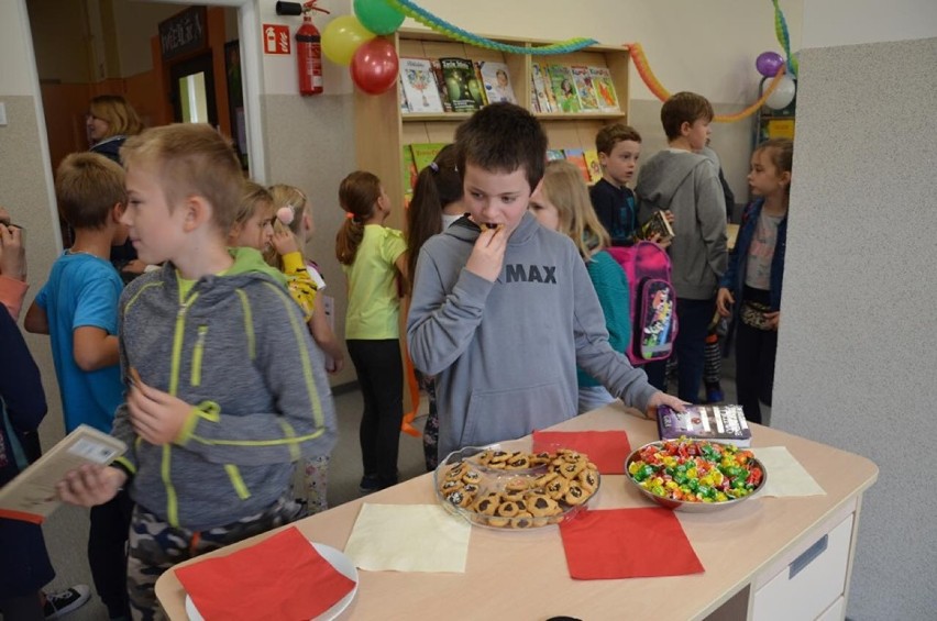 Odnowiona biblioteka szkolna ucieszyła uczniów wieluńskiej „dwójki”  [FOTO]