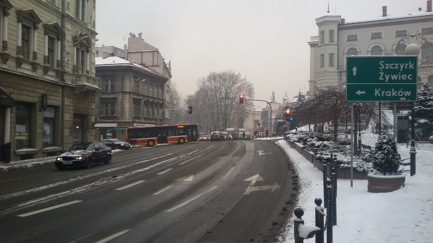 Zimowa sytuacja na drogach w Bielsku-Białej opanowana [ZDJĘCIA]