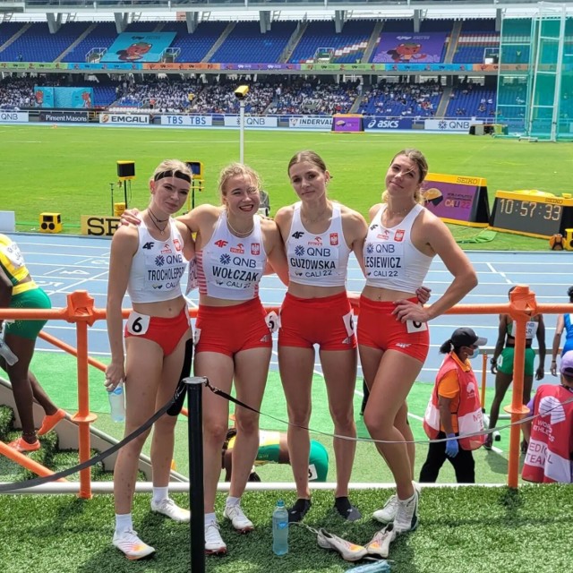 Sztafeta kobiet 4x400 m: Aleksandra Wołczak druga od lewej i Kornelia Lesiewicz pierwsza od prawej