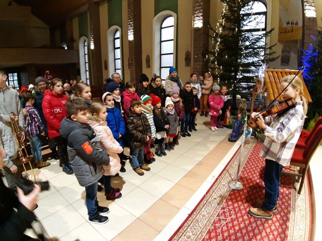 W kościele Ducha Świętego w Szczecinku dzieci śpiewały w Trzech Króli kolędy z rodzinami i innymi parafianami