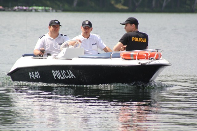 Policjanci patrolują akweny wodne