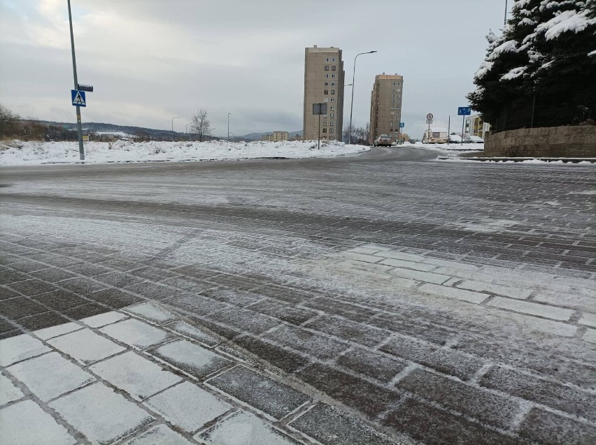 Uwaga! Szklanka na wielu drogach w Wałbrzychu i powiecie wałbrzykim. IMGW ostrzega będą zamiecie i śnieżyce