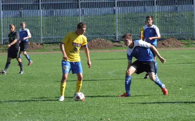 Piotr Wiertel (z prawej) jeszcze w poprzednim sezonie terminował w juniorskiej drużynie Unii Oświęcim, ale przeskok w dorosły futbol nie stanowił dla niego problemu. Potwierdził to w meczu przeciwko Nadwiślaninowi Gromiec, wygranym przez oświęcimian 1:0 w ramach klasy okręgowej.