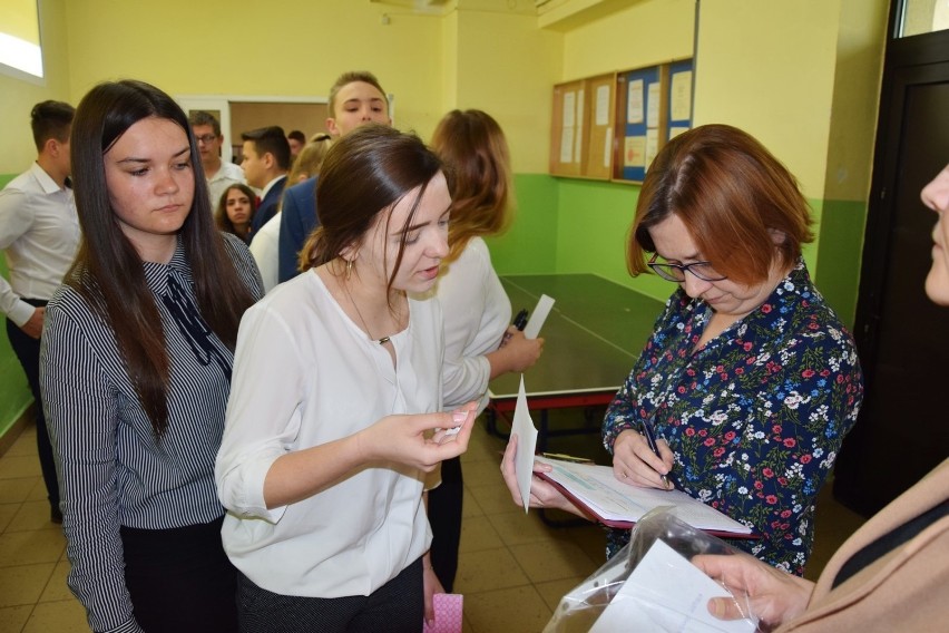 Egzamin ósmoklasistów w Szkole Podstawowej nr 1 w Sieradzu 2019. W całym mieście do sprawdzianu przystąpiło blisko 400 uczniów (fot)