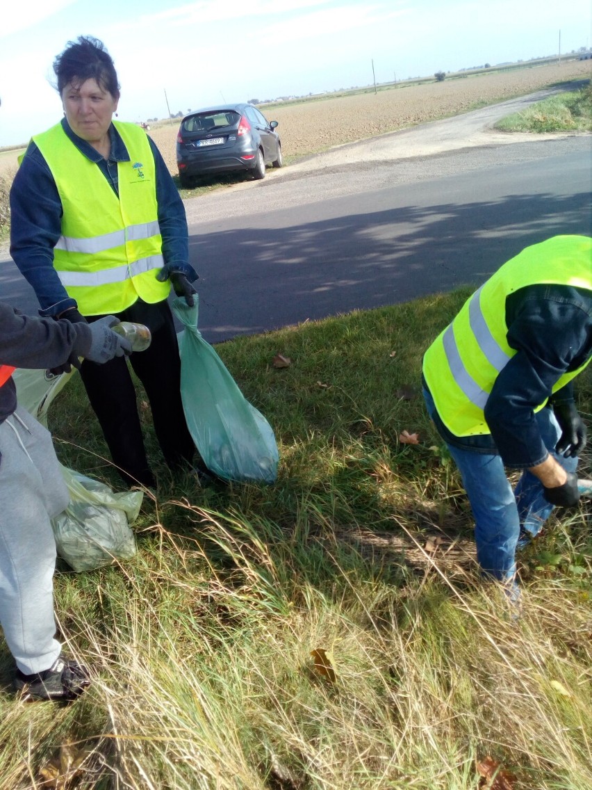 Z myślą o środowisku posprzątano wieś. -Skala zaśmiecenia mocno mnie zaskoczyła opowiada sołtys Jolanta Paszek