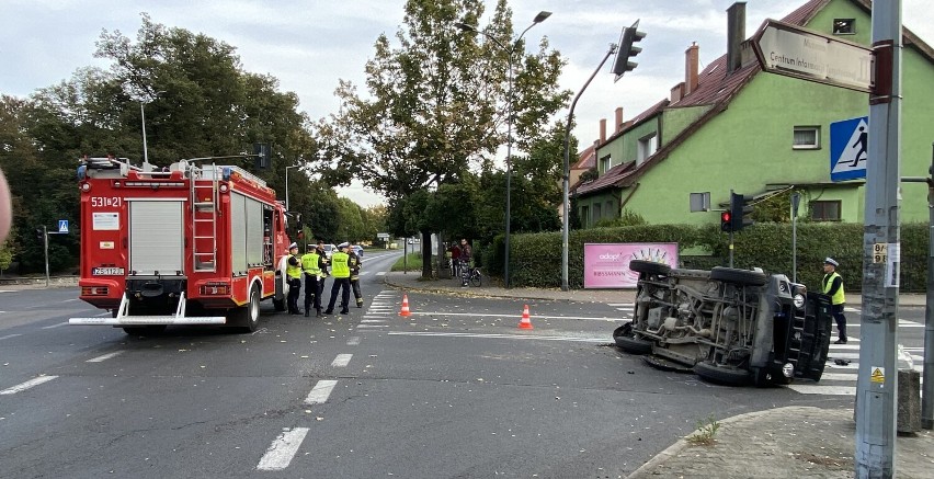 Zderzenie z wozem straży pożarnej w Stargardzie. Suzuki na boku