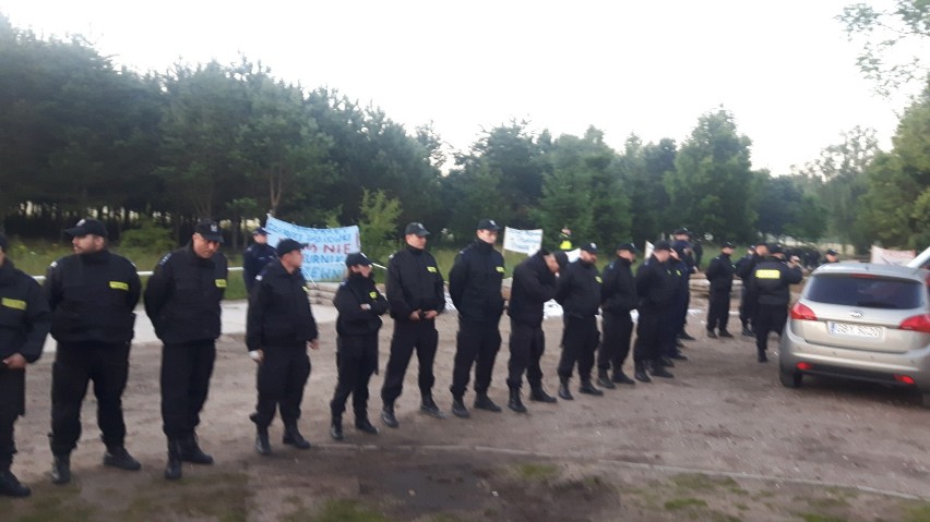 Kolejna przepychanka z policją przed chlewnią w Czarnej Dąbrówce [WIDEO, ZDJĘCIA] 