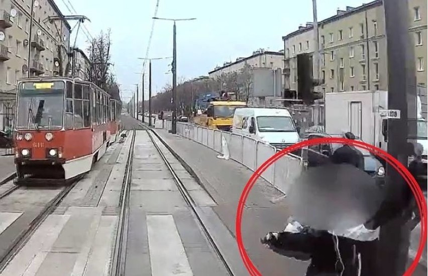 Kobieta w ciąży wpadła pod tramwaj w Częstochowie [FILM, ZDJĘCIA] Policja: "Trzy wykroczenia naraz, cud, że nie doszło do tragedii"