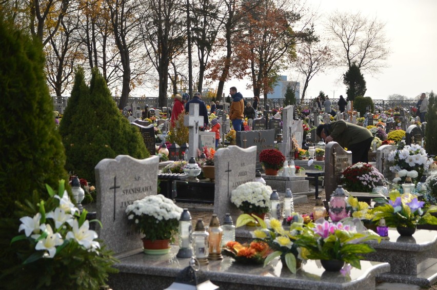 Koczała. Tłumy wiernych na cmentarzu. Policja prosi o rozwagę (FOTO)