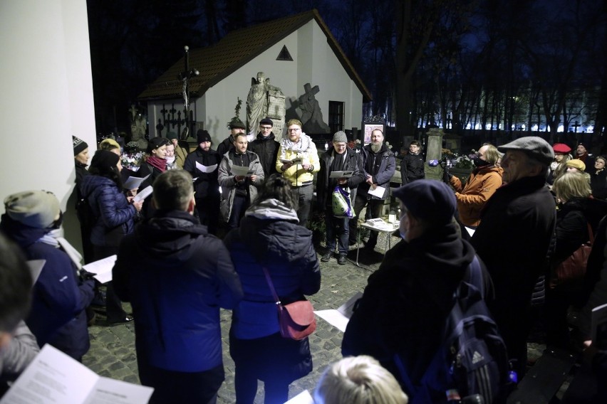 Dzień Zaduszny w Lublinie. Śpiewali o śmierci i przemijaniu. V Zaduszkowe Zgromadzenie Śpiewacze na cmentarzu przy ul. Lipowej
