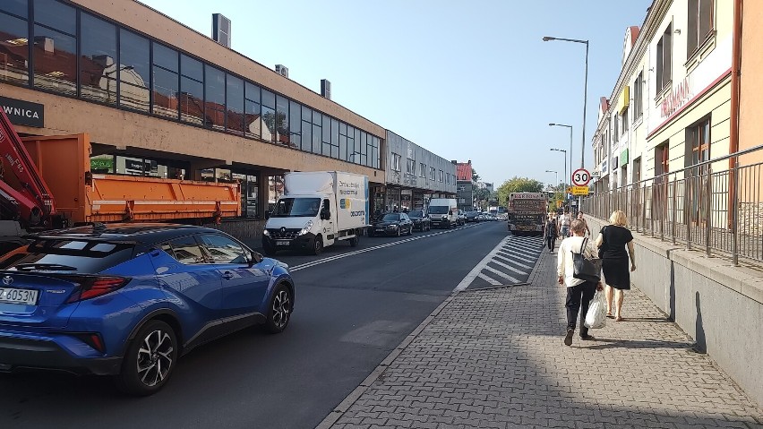 Gigantyczne korki w Żarach. Nie da się normalnie przejechać przez centrum miasta. Co się stało?