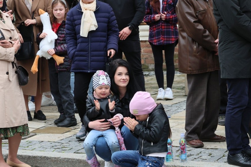 Mnóstwo turystów w pięknym Sandomierzu w środę, 3 maja. Tłumnie zwiedzali Królewskie Miasto. Uchwycił ich nasz fotoreporter. Zobacz zdjęcia