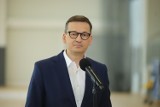 Premier Mateusz Morawiecki w Zgierzu promował rządowy program "Polski Ład". Mieszkańcy przywitali go pieśnią "My chcemy Boga"
