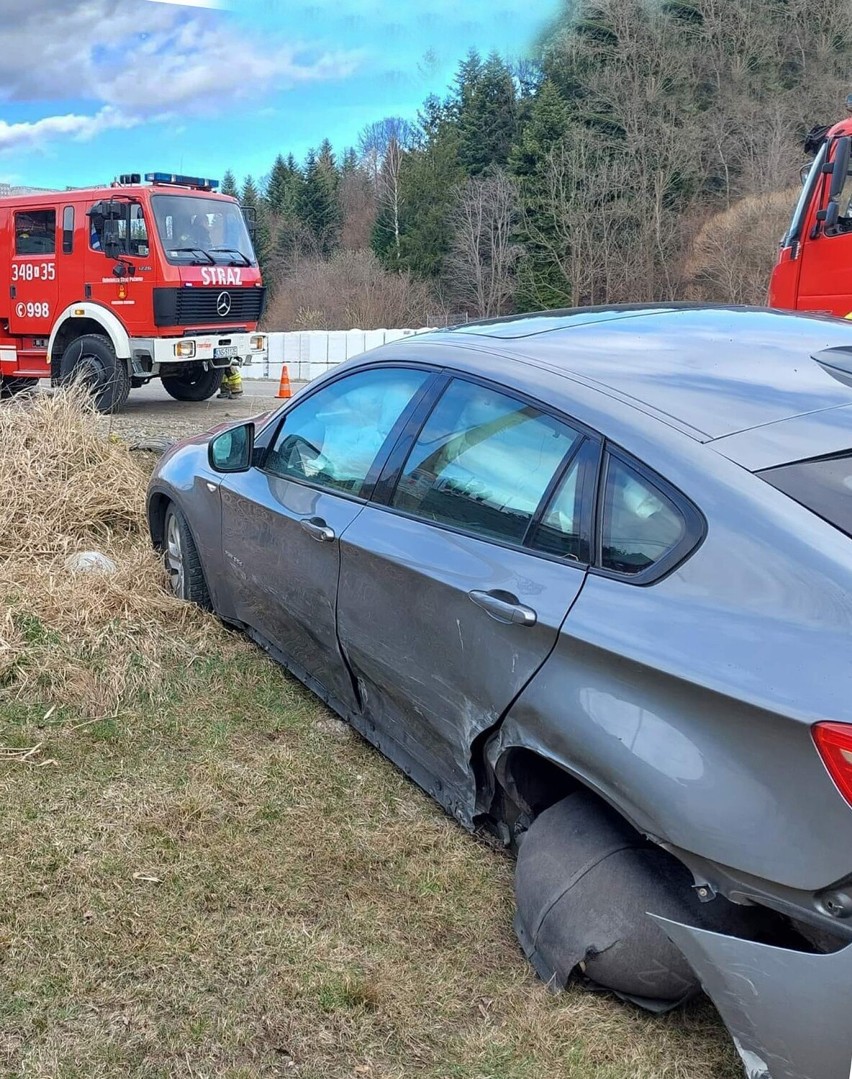 Groźnie wyglądający wypadek na drodze pod Nowym Sączem. W Łęce zderzyły się dwie osobówki