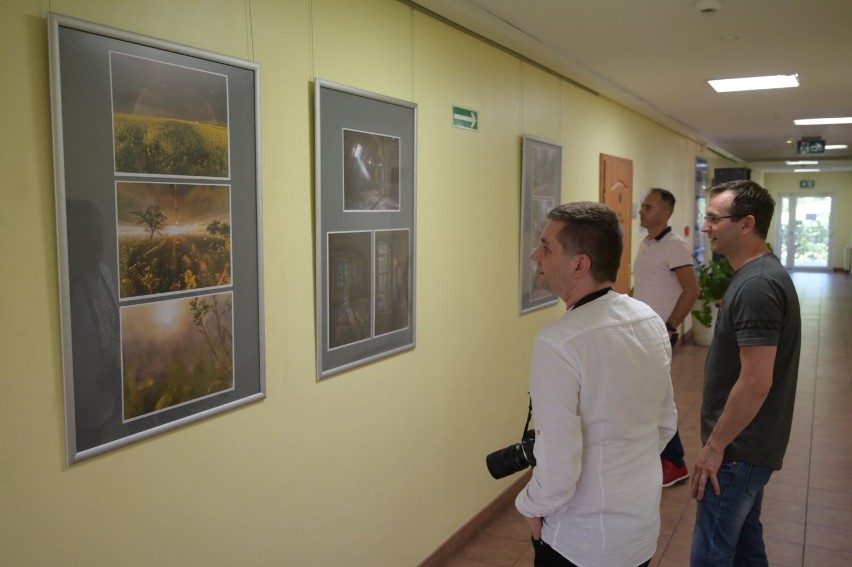 W Starostwie Powiatowym otwarto wystawę pięknych zdjęć Przemysław Glinkowskiego