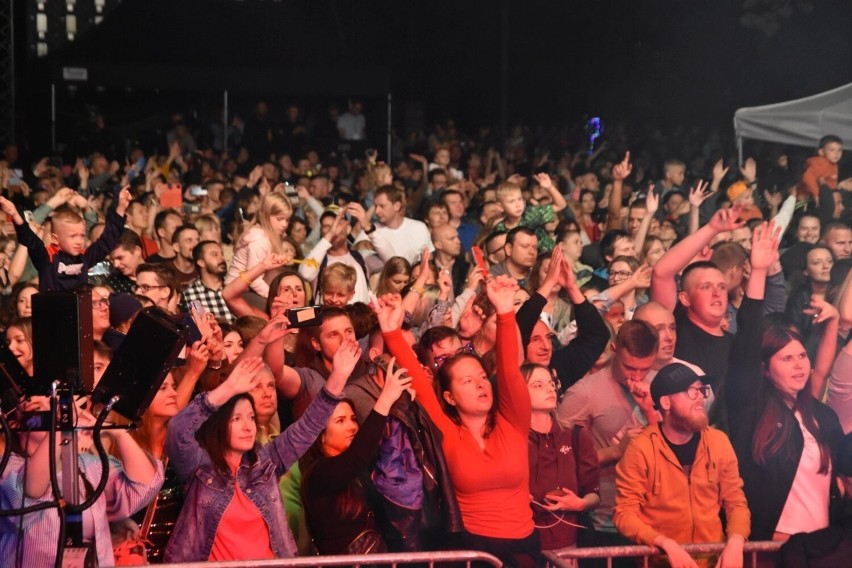 Tłumy podczas koncertu C-BOOL i Sound'n'Grace w Stalowej Woli. Tysiące osób na publiczności spędziło wieczór tańcząc przed sceną. Zdjęcia