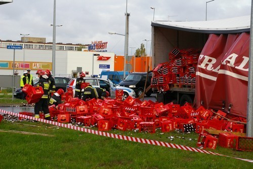 Leszno: Tir przewoził piwo, które wylało się na rondzie [ZDJĘCIA]