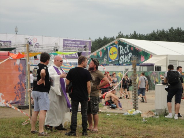 Ksiądz Jacek Dziel mówi, że podczas takich spotkań, jak na Woodstocku ludzie bardzo szczerze mówią o swoim życiu