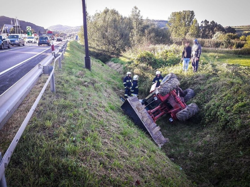 Wypadek Tęgoborze. Samobieżna ładowarka wywrócona w przydrożnym rowie