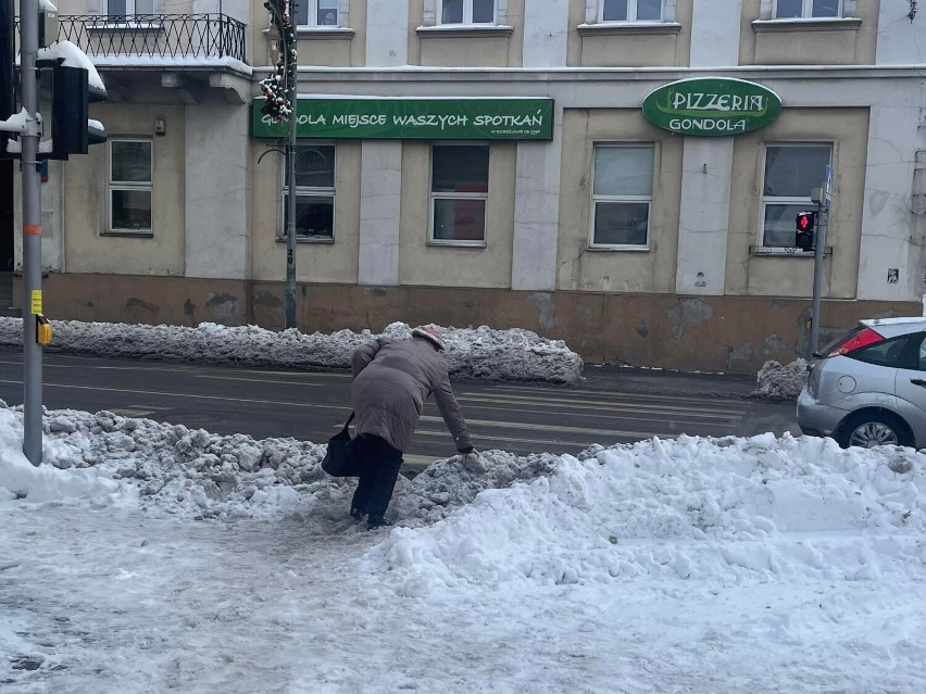 Po kolana brodzą w śniegu by przedrzeć się do autobusu lub przez przejście dla pieszych! (FOTO)