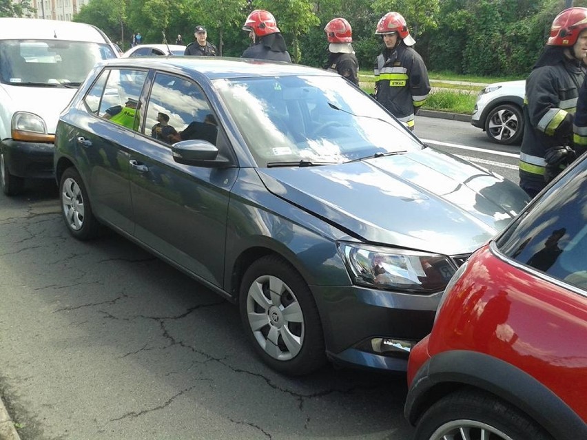 Auta zderzyły się na ul. Kamiennej, tuż przed skrzyżowaniem...