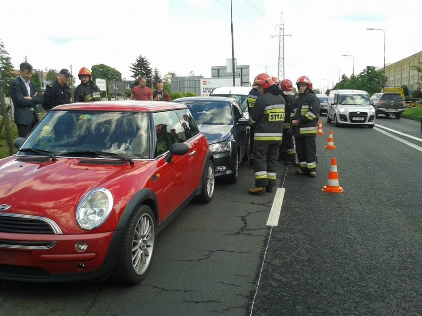 Auta zderzyły się na ul. Kamiennej, tuż przed skrzyżowaniem...