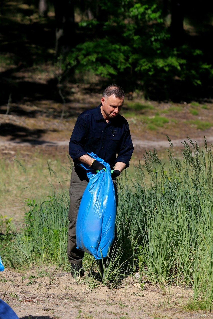 Para prezydencka bierze udział w akcji sprzątania lasu