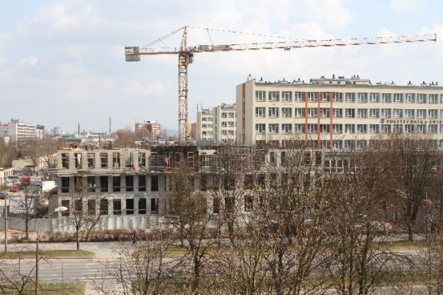 Żuraw na budowie nowego obiektu Politechniki Świętokrzyskiej "Energis" przy ulicy Warszawskiej w Kielcach.