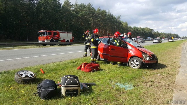 Mercedes dachował na autostradzie A4.