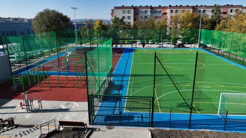 Nowoczesne boiska sportowe powstały przy ulicy Kredowej w Kielcach. Zobacz na zdjęciach