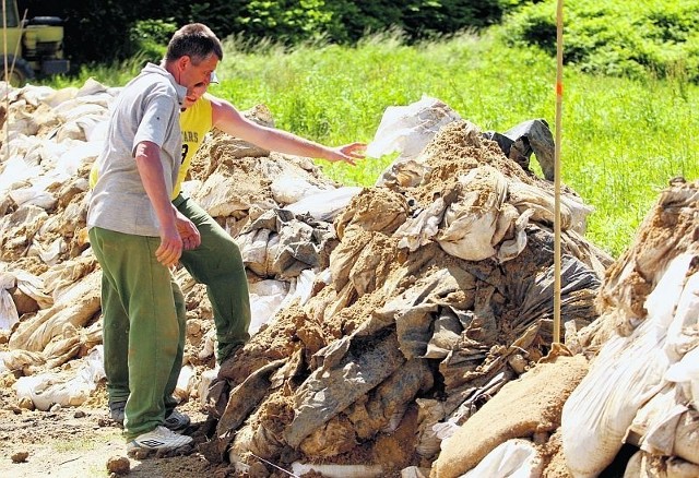 Worki z wału chroniącego Kozanów znikają bardzo powoli